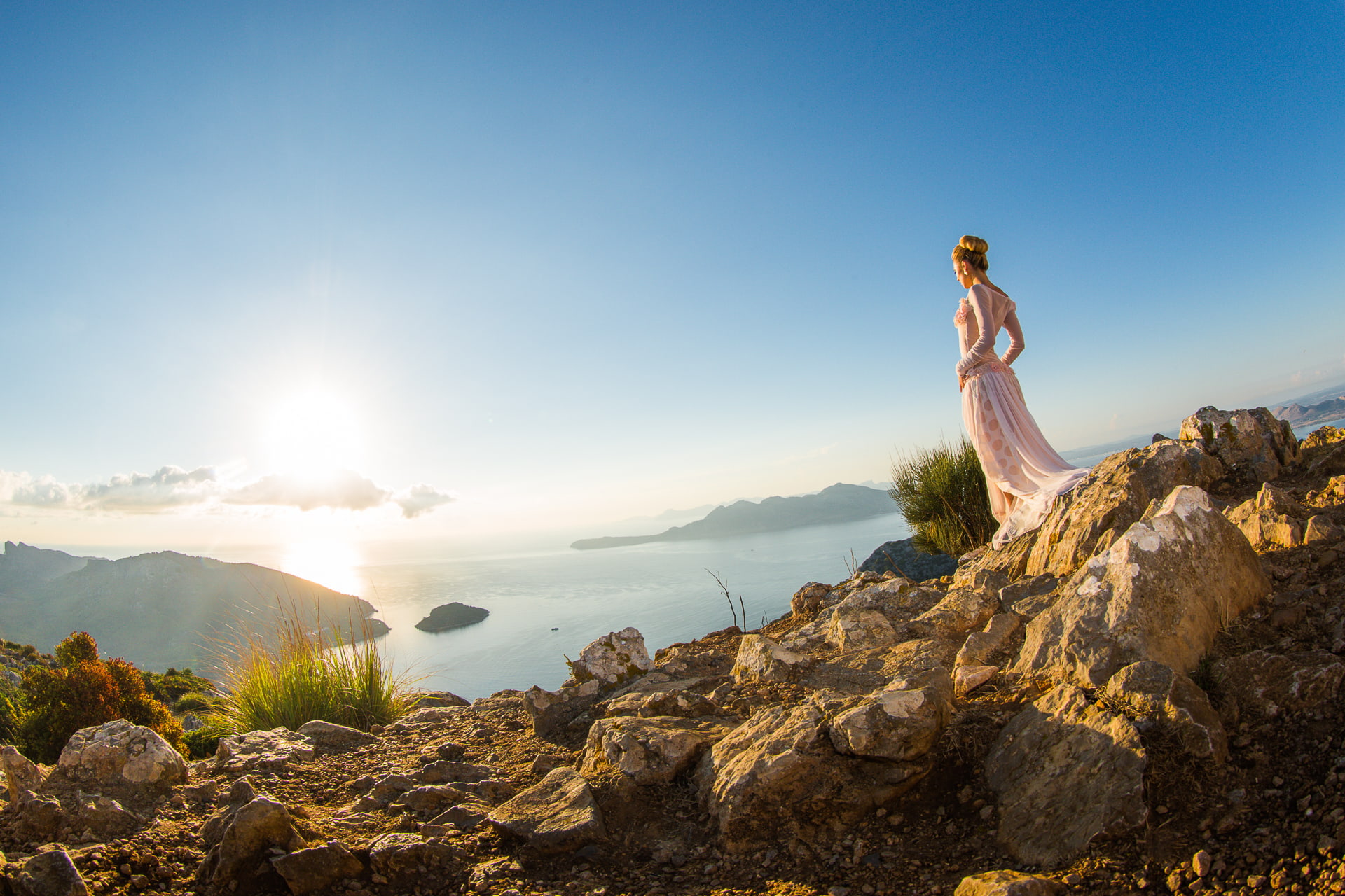 Braut in den Bergen auf Mallorca mit Hochzeitsfotograf Axel Breuer