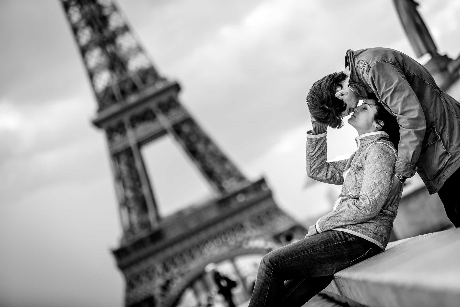 Paar vor dem Eiffelturm