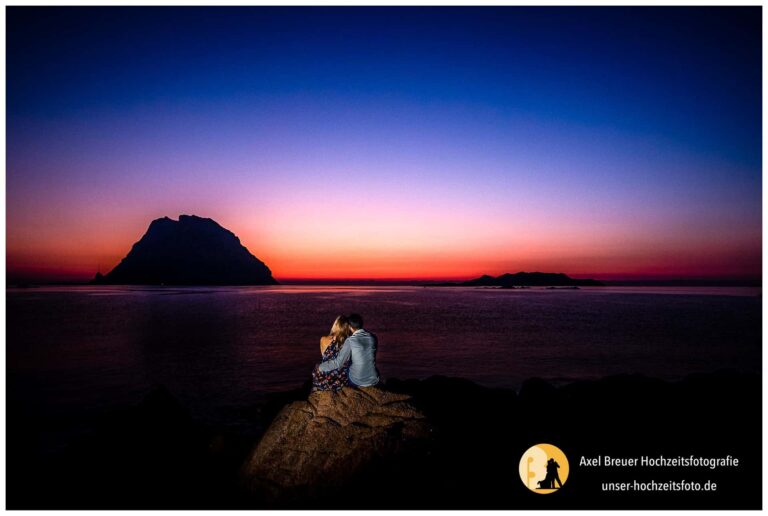 Paar beim Sonnenaufgang auf Sardinien